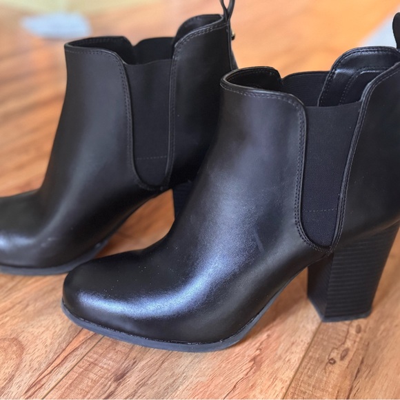 Michael Kors - Evaline Heeled Bootie Sz8.5 - Picture 2 of 9